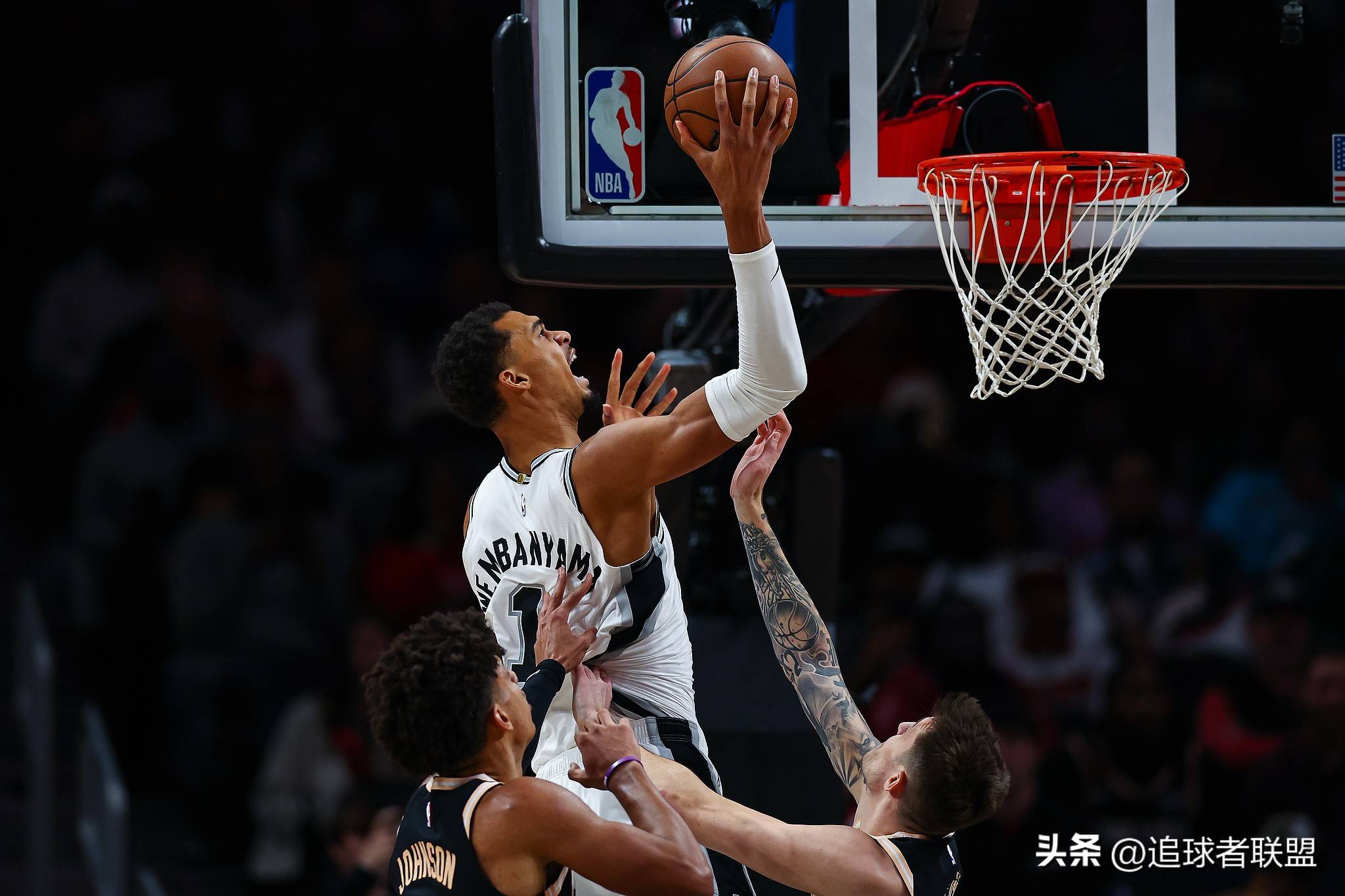 包含多伦多猛龙围绕NBA季后赛遗憾出局关键时刻底特律活塞迎来里程碑，媒体一致点评：西亚卡姆与60激战拜仁分钟的词条开云体育